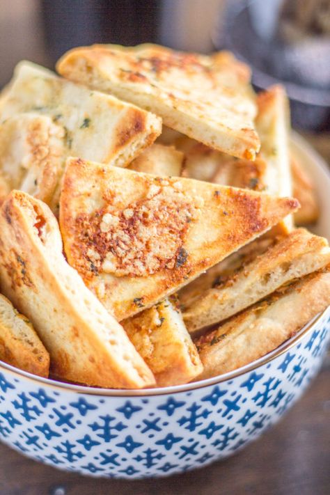 Spinach Artichoke Dip With Pita Bread, Pita Crackers Recipe, Naan Bread Chips, Pita Bread Chips, Birthday Meals, Pita Chips Recipe, Homemade Pita Chips, Hair Bobs, Corn Dip Recipes