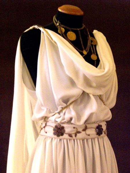 Roman Clothes Women, Greek Inspired Clothes, Greek Women Fashion, Ancient Roman Female Clothing, Ancient Greece Princess, Ancient Roman Wedding Dress, Roman Aesthetic Outfit, Roman Princess Dress, Greek Wedding Dress Traditional