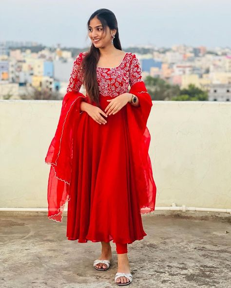 Pranavi Manukonda Dress, Red Long Frock Designs, Pranavi Manukonda Photos, Anarkali Designs For Stitching, Anar Kali Frock Design, Anarkali Frock Design, Anarkali Dress Ideas, Pranavi Manukonda, Designer Frocks