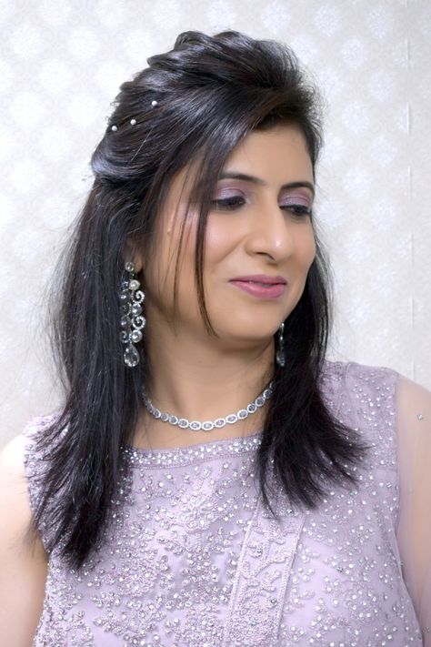 Straight Hair Engagement Hairstyles, Open Hair Straight Hairstyles, Front Look Hairstyle For Wedding, Open Hairstyles Front Look, Straight Hair Styles For Wedding Indian, Front Hairstyle For Traditional Saree, Short Hairstyle Women Indian Wedding, Simple Open Hair Hairstyles Indian, Haïr Style For Engagement