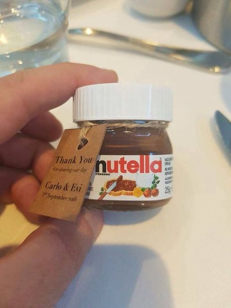 Picture Of a mini jar with Nutella with tags is a great and delicious idea of a summer wedding favor Summer Wedding Food, Food Wedding Favors, Mini Nutella, Summer Wedding Favors, Diy Your Wedding, Inexpensive Wedding Favors, Forever Wedding, Wedding Giveaways, Best Wedding Favors