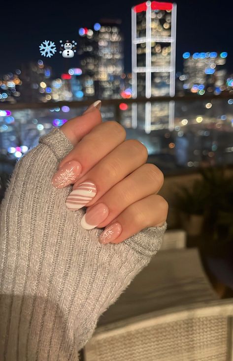 Christmas Nails For 10yrs Old, Aesthetic Nails For Christmas, Nails Short Acrylic Christmas, Cute Simple Winter Nails Acrylic, Short Nails Cristhmas, Small Acrylic Nails Christmas, Cute Christmas Nail Ideas For Teens, Xmas Nails Silver, Winter Nail Ideas Simple Gel