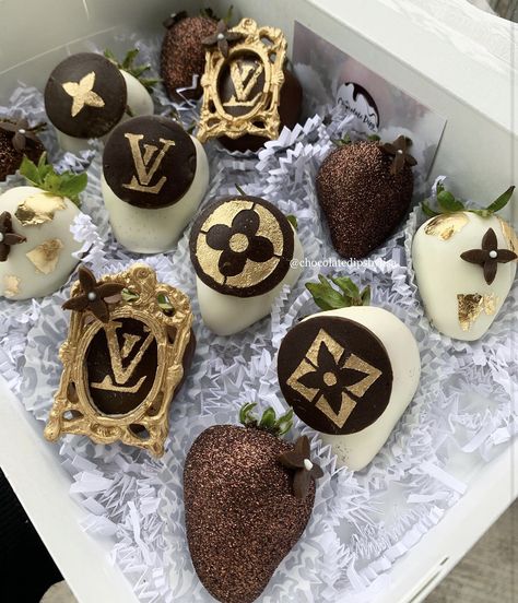 Lv Cupcakes, Custom Strawberries, Louis Vuitton Cake, Strawberry Ideas, Chocolate Covered Strawberry Recipe, Chocolate Covered Strawberries Bouquet, Chocolate Covered Fruit, Covered Strawberry, Custom Desserts