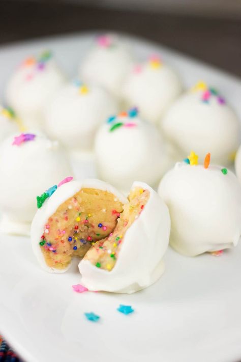 No bake cake batter balls recipe No Bake Cake Balls, Cake Batter Cake, Cake Ball Recipes, Cake Ball, Bake Cake, Cake Pop Recipe, Lunch Food, Baked Dessert Recipes, Cake Mix Recipes