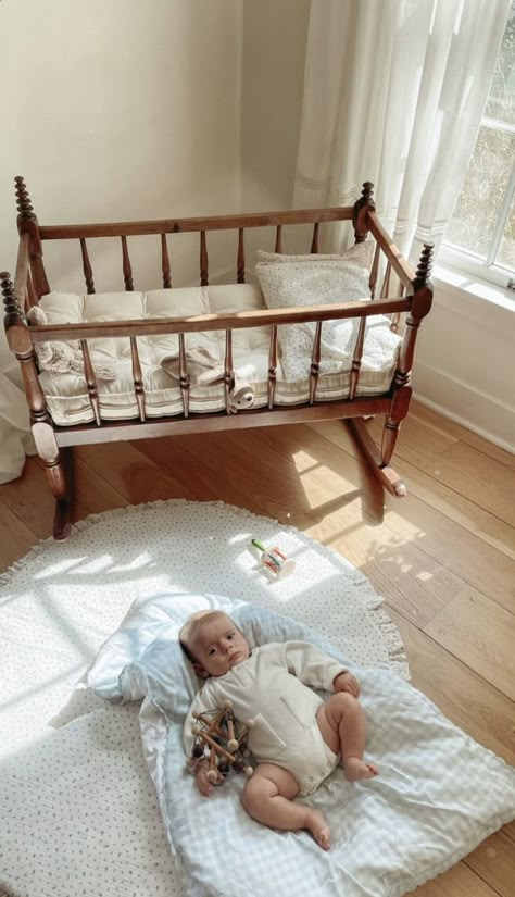 Vintage Baby Furniture, Victorian Baby Room, Antique Bassinet, Antique Baby Nursery, Thrifted Nursery, Antique Baby Cribs, Vintage Bassinet, Baby Basinets, Cottage Core Baby