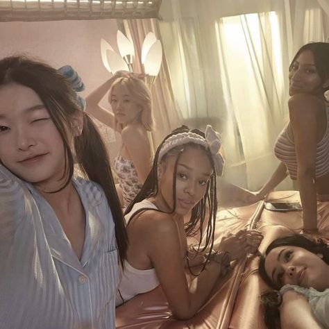 Dream Academy, Friendship Photoshoot, Black Femininity, Pose Reference Photo, Cute Friends, Kpop Girl Groups, Dream Team, Pop Star, Performance Art