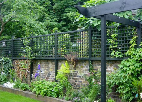 Contemporary & traditional trellis - horizontal trellis & vertical trelliswork, garden joinery: Lloyd Christie Garden Architecture Richmond, London UK Decorative Trellis, Trellis Fence, Privacy Landscaping, Garden Privacy, Garden Screening, Walled Garden, Garden Architecture, Contemporary Garden, Backyard Fences