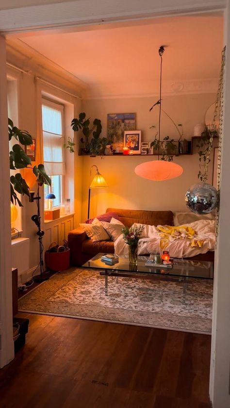 Bohemian Aesthetic Living Room, House Inspo Aesthetic Living Room, Aesthetic Apartment Ideas Cozy, House Interior Living Room Cozy, One Room Apartment Aesthetic, Organic Apartment, Two Room Apartment, Spring Artwork, Tiny House Living Room