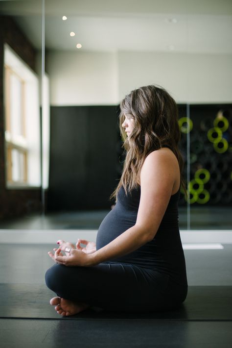 Maternity Yoga Poses Photography, Prenatal Yoga Photoshoot, Prenatal Yoga Aesthetic, Prenatal Yoga Photography, Pregnant Yoga Photography, Pregnancy Yoga Photoshoot, Pregnant Yoga Aesthetic, Pregnant Yoga, Exercises For Pregnant Women