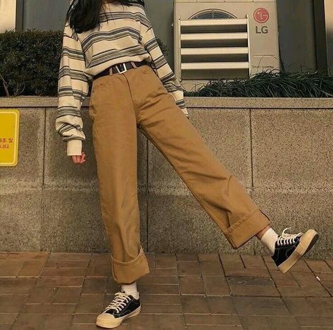 Baggy Khaki Pants Outfit, Retro Aesthetic Outfit, Khaki Pants Outfit, Khakis Outfit, How To Have Style, Teen Swag Outfits, Swag Girl Style