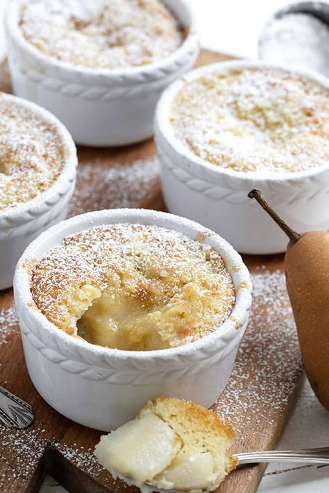 Pear Pudding Cake Pear Pudding Recipe, Pear Pudding Desserts, Quick Pear Dessert, Quick Winter Desserts, Pear Treats, Warm Desserts Winter, Easy Pear Dessert, Pears Dessert, Pear Pudding