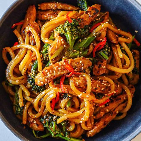 Here is a perfect, quick weeknight meal that’s way better than any takeout. No matter how long of a day I’ve had at work, I can always whip up this Udon Noodles Aesthetic, Vegan Udon Noodles, Chicken Udon Noodles, Vegan Udon, Chicken Udon, Udon Noodles Recipe, Teriyaki Noodles, Fried Udon, Teriyaki Chicken Stir Fry