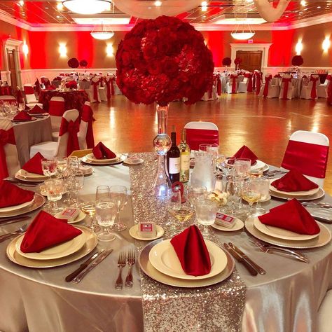 Red Quince Theme, Red Quinceanera Ideas, Red Roses Centerpieces, Quince Decor, Red Gold Wedding, Red Quince, Red Wedding Decorations, Quinceanera Planning, Red Wedding Theme