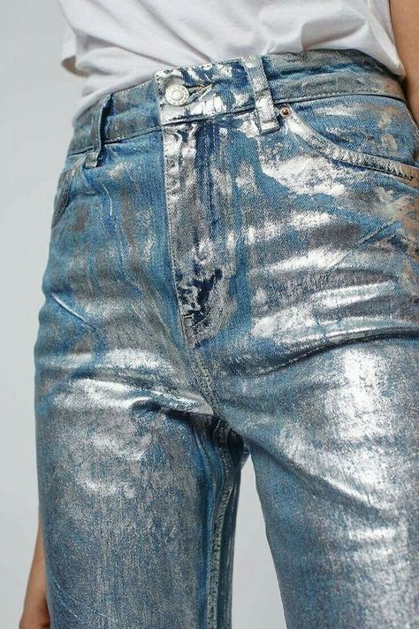 Metallic Shoes Outfit, Foil Jeans, Tomorrowland Outfit, Cos Fashion, Denim And Diamonds, Metallic Jeans, Denim Crafts, Womens Fashion Inspiration, Jeans Diy