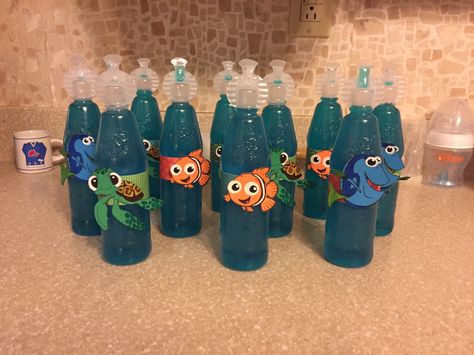 Finding Nemo Goodie Bag Ideas, Finding Nemo Party Snacks, Find Nemo Birthday Party, Nemo Food Ideas, Finding Nemo Party Games, Diy Finding Dory Party Decorations, Finding Nemo Birthday Party Decorations, Nemo Birthday Party Decorations Diy, Nemo Party Favors