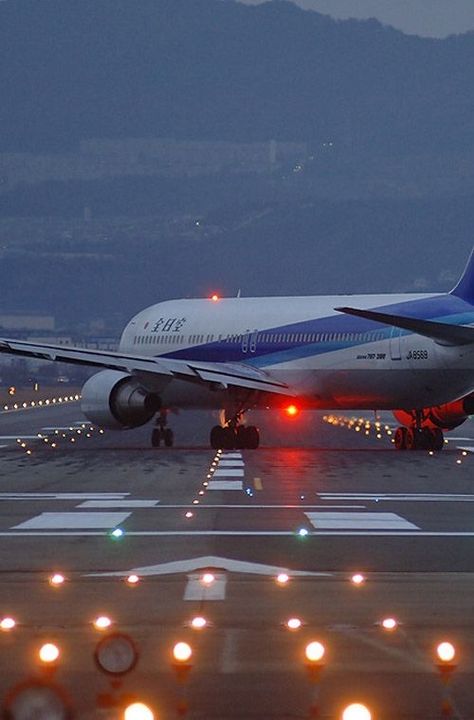 Plane And Pilot, Airplane Wallpaper, Spirit Airlines, Airplane Photography, Passenger Aircraft, Night Flight, Private Plane, Boeing 787, Aviation Photography