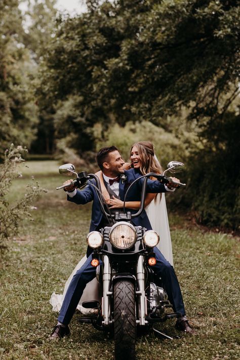 Wedding Photoshoot Motorcycle, Wedding Harley Davidson, Wedding Bike Photography, Wedding Photography Motorcycle, Harley Wedding Pictures, Wedding Photo Ideas Motorcycle, Motorcycle Prewedding, Harley Wedding Ideas, Wedding Motorbike