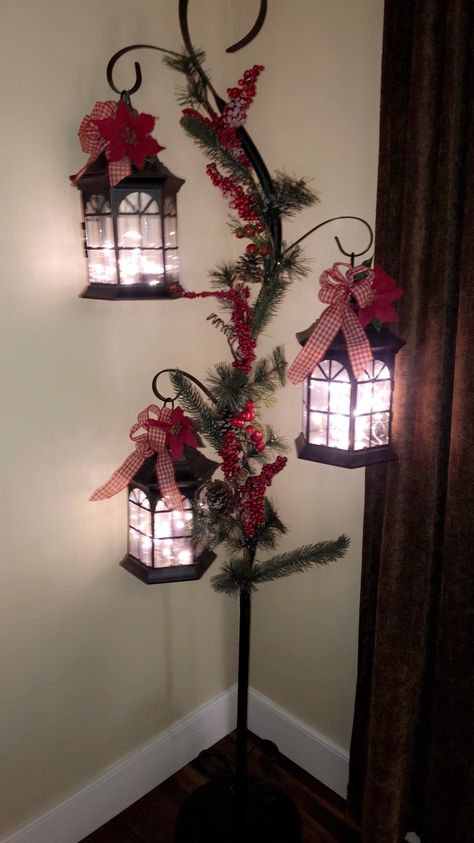 Lantern Christmas Decor, Lantern Christmas, Pallet Christmas, Front Porch Christmas Decor Ideas, Porch Christmas Decor Ideas, Porch Christmas Decor, Front Porch Christmas, Christmas Decor Ideas Diy, Pencil Christmas Tree