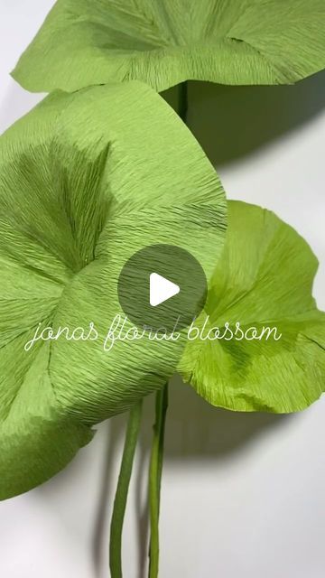 Leaf Making With Paper, Paper Lotus Diy, Large Paper Flower Tutorial, Crepe Paper Flowers Tutorial, Paper Lotus, Diy Leaf, 1 Mai, Paper Flower Arrangements, Diy Leaves