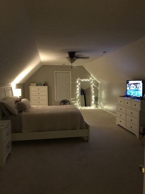 Cute Bedroom Ideas Modern, Clean White Aesthetic Bedroom, White Gray Room Bedroom, Bedroom No Door Ideas, Room Inspo For Attic Room, Room Decor For Big Bedrooms, Bedroom Ideas For Carpeted Room, Room Decor With Slanted Ceilings, Minimalist Bedroom Big Room