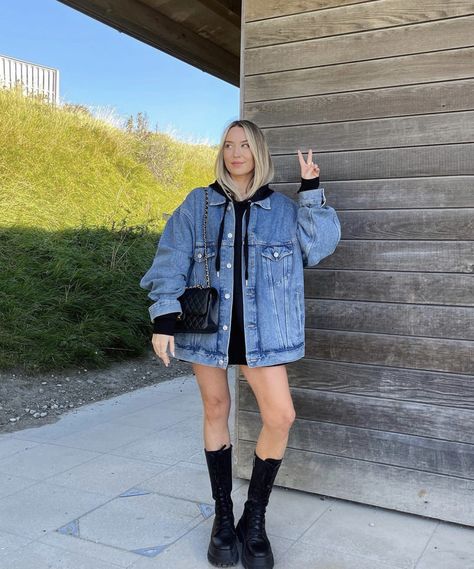 Denim Jacket And Boots Outfit, Camisa Jeans Outfit Mujer, Black Jean Jacket Outfit, Oversized Jacket Outfit, Oversized Denim Jacket Outfit, Japan Outfits, Jean Jacket Outfits, Fall Trends Outfits, Denim Jacket Outfit