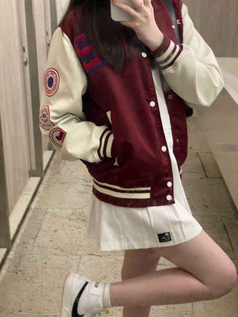 Red Baseball Jacket Outfit, Baseball Jacket Outfit Women, Red Varsity Jacket Outfit, Ootd Varsity, Highschool Jacket, Varsity Jacket Aesthetic, Varsity Outfit, Red Varsity Jacket, University Jacket