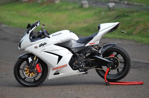 White kawasaki ninja 250r | Motorcycles and Ninja 250 Kawasaki 250, Ninja Motorcycle, Motor Trail, Kawasaki Ninja 250r, White Bike, Ninja 250, Power Bike, Futuristic Motorcycle, Fast Bikes