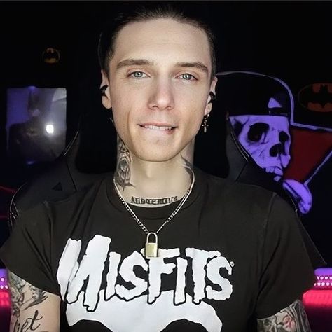 Andy Biersack Emo, Andy Biersack Vampire, Blonde Andy Biersack, Andy Biersack Bleeders, Andy Biersack Paradise City, Andy Biersak, Goth Boy, Andy Sixx, Husband Material