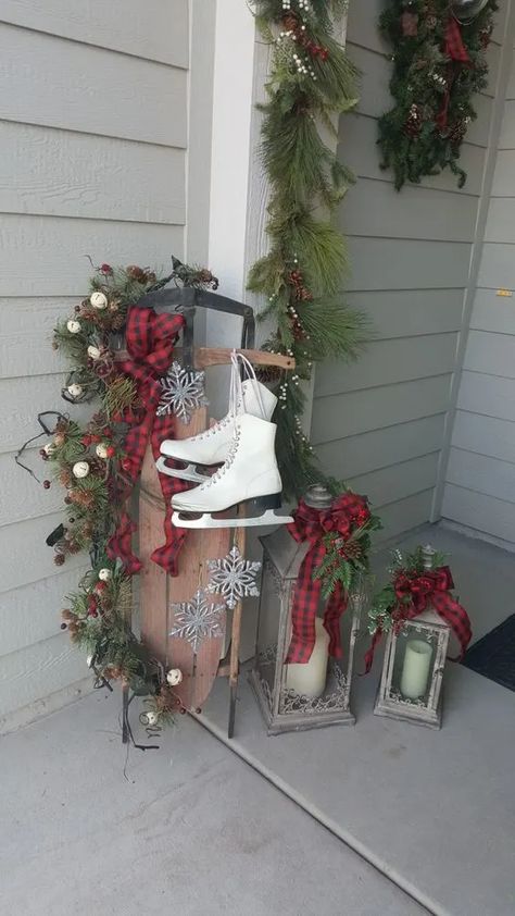 Winter Sled Decoration Porch Ideas, Old Sleds Decorated For Christmas, Decorated Sleds, Diy Outdoor Christmas Decorations Yard, Easy Diy Outdoor Christmas Decorations, Christmas Decorations Yard, Christmas Fence, Sleigh Decor, Christmas Sled Decoration