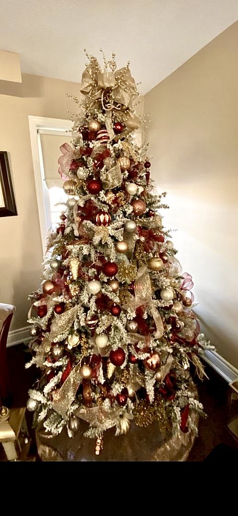 Wine And Gold Christmas Tree, Maroon And Gold Christmas Tree, Maroon Christmas Decorations, Rose Gold And Burgundy Christmas Tree, Burgandy Christmas Tree Ideas, Burgundy Christmas Tree, Christmas Crafts Kids Ornaments, Champagne Christmas Tree, Tree Colour