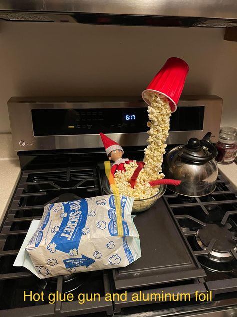 Pringles Elf On Shelf, Popcorn Elf On The Shelf, Elf Popcorn Ideas, Elf On The Shelf Popcorn Ideas, Elf On The Shelf Popcorn, Elf Popcorn, Elf 2024, Elf Stuff, Pepper Mint