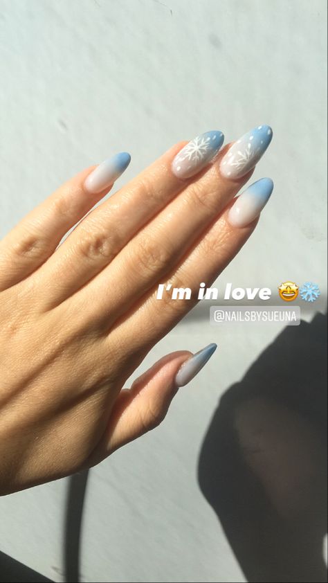 January Nails Snowflake, Blue Nails White Snowflake, Blue Ombre Christmas Nails, Blue Ombre Winter Nails, Xmas Blue Nails, Winter Nails White And Blue, Christmas Nails White And Blue, White To Blue Ombre Nails, Blue And White Ombre Nails Acrylic