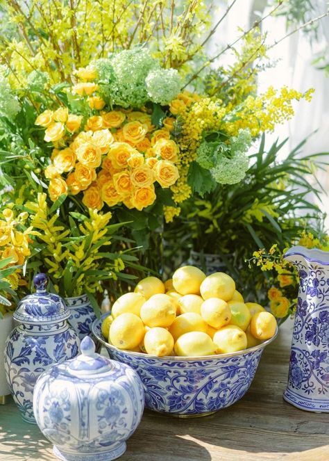 Mediterranean Tablescape, Italy Birthday, Lemon Tablescape, Lemon Table Decor, Lemon Centerpieces, Chinoiserie Wedding, Round Table Decor, Decoration Vitrine, Wallpaper Summer