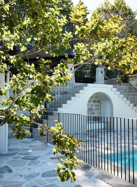 luigi rosselli architects villa nostalgia 009 Curved Pool Fence, Gabion Steps, Iron Pool Fence, Wrought Iron Pool Fence, Pool Fence Ideas, Wrought Iron Railing Exterior, Architecture Staircase, Iron Railings Outdoor, Wrought Iron Fencing