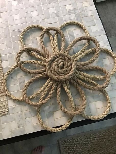 I made the flower using cisso rope it’s heavier and more sturdy and holds its shape. Loops were glued to a wooden disk then wrap the rope in circle to make the center. Haven’t decided whether to leave it natural or spray paint it. Diy From Jute Rope, Craft With Jute Rope, Macrame Rope Flowers, Jute Rope Vase Diy, Jute Rope Flowers, Twine Crafts Diy, Burlap Flower Tutorial, Rope Wreath Diy, Twine Flowers