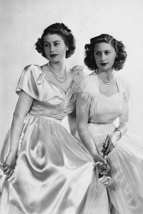 In Photos: Queen Elizabeth & Princess MargaretâBefore the Throne - HarpersBAZAAR.com Prinses Margaret, Sarah Chatto, Prins Philip, Princesa Margaret, Princesa Elizabeth, Young Queen Elizabeth, Show Queen, Photos Rares, Margaret Rose