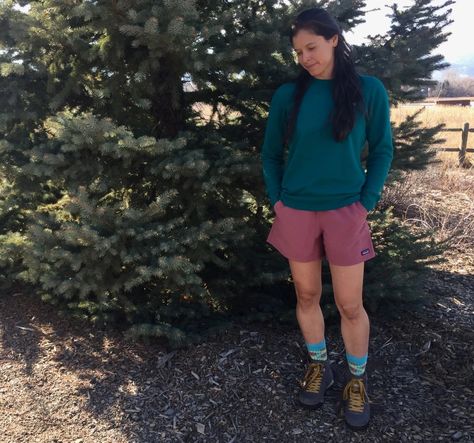 Baggies Patagonia Outfit, Hiking Shorts Outfit, Warm Hiking Outfit, Patagonia Baggies Women, Patagonia Style, Patagonia Baggies, Patagonia Outfit, Wardrobe Makeover, Gardening Outfit