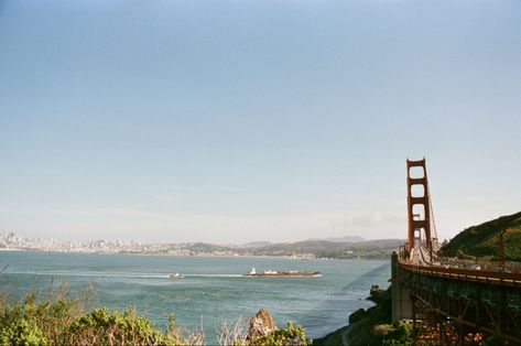 San Francisco On Film, Golden Gate Bridge Picture Ideas, Caption Post, Grainy Photos, Kodak 35mm Film, Camera Disposable, Film Preset, Ocean Vacation, 120 Film