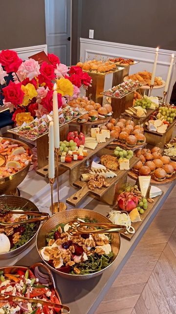 Sliders Party Buffet, Luxury Buffet Food, Dawat Table, Slider Platter, Party Sliders, Podcast Launch, Bacon Mac And Cheese, Party Food Platters, Picnic Ideas