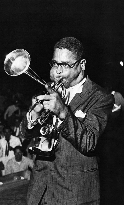 Dizzy Gillespie Arte Jazz, Jazz Players, Dizzy Gillespie, Trumpet Player, Jazz And Blues, Romeo Santos, Jazz Artists, Cool Jazz, Jazz Art