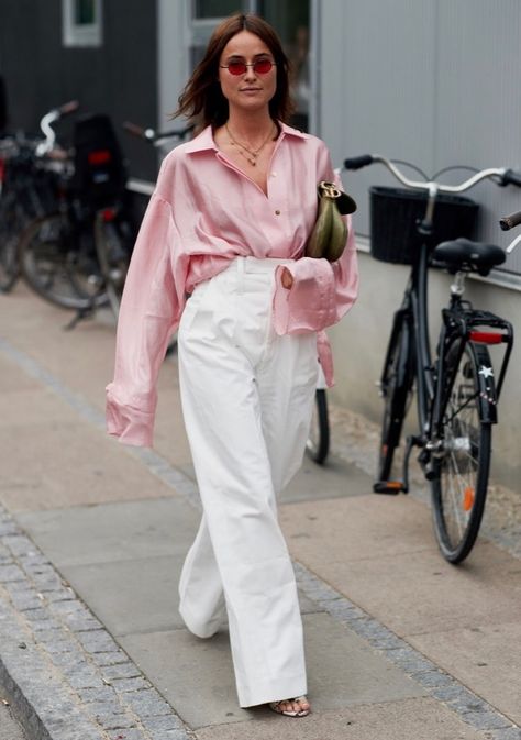 Street Style Ways to Wear Baggy Pants Without Looking Sloppy Casual Chique Stijl, September Fashion, Moda Hippie, Maxi Dress Summer, Fashion Week 2018, Beige Outfit, Copenhagen Fashion Week, Looks Street Style, Baggy Pants