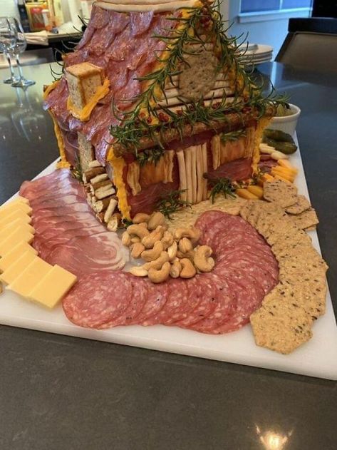 Food Decorating, Decorações Com Comidas, Charcuterie Inspiration, Party Food Platters, Charcuterie And Cheese Board, Charcuterie Recipes, Xmas Food, Christmas Party Food, Christmas Snacks