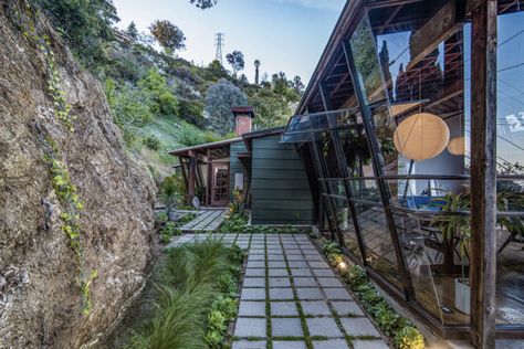 Quincy Jones’s Los Angeles home and studio is for rent A Quincy Jones Architecture, A Quincy Jones, Canyon House, Quincy Jones, Floating Staircase, Laurel Canyon, Steel Beams, Glass Facades, Iconic Buildings