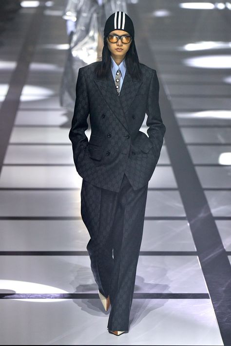 Gucci - Fall 2022 Ready-to-Wear https://www.vogue.com/fashion-shows/fall-2022-ready-to-wear/gucci/slideshow/collection#26 Gucci Fall 2022, Gucci Runway, Gucci Suit, Gucci Fashion, Next Fashion, Fall 2022, Fashion Show Collection, Suit And Tie, Mode Inspiration