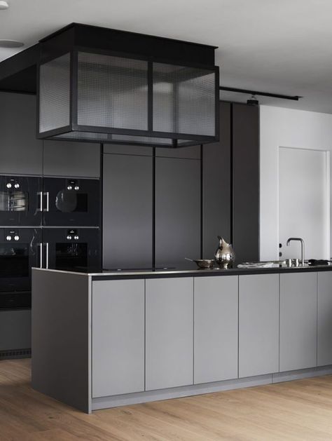 A-Stylish-Stockholm-Apartment-with-a-Fab-Inner-Court-Nordicdesign-16 Two Toned Kitchen Cabinets, Modern Grey Kitchen, Two Tone Kitchen Cabinets, Modern Contemporary Kitchen, Серая Кухня, Grey Kitchen Designs, Popular Interior Design, Kabinet Dapur, Two Tone Kitchen