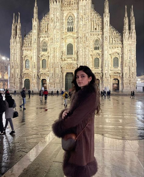 Milan In October, Milan Aesthetic Outfit, Milan Winter Aesthetic, Milan Photo Ideas Winter, Italian Winter Aesthetic, Rome Winter Aesthetic, Milan Instagram Pictures, Milan Aesthetic Girl, Milan Photo Ideas