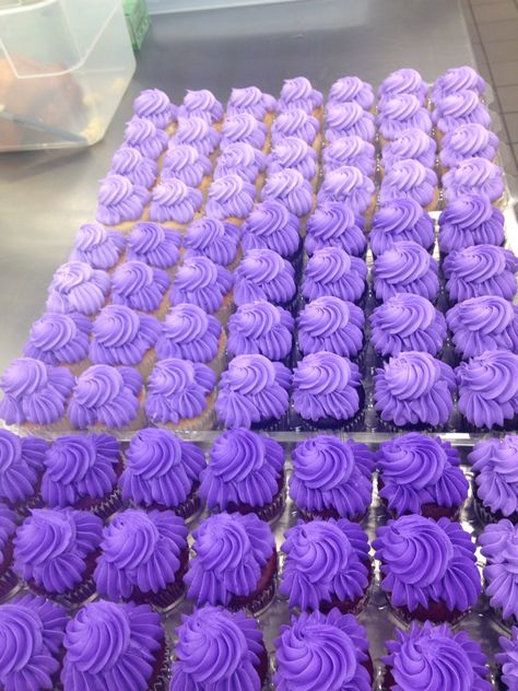 Purple Birthday Desserts, Purple And White Cupcakes Ideas, Purple Cupcakes Ideas, Purple Ombre Cupcakes, Purple Candy Table, Purple Dessert Tables, Purple Aesthetic Cupcake, Cupcake Wedding Cake Purple, 60th Birthday Ideas For Mom