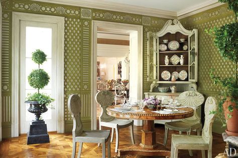 Hand-painted trellis wallpaper by Gracie lines a dining area in the sunroom of a Virginia home decorated by Bunny Williams. Wallpaper Dining Room, Georgian Style Homes, Trellis Wallpaper, Bunny Williams, Virginia Homes, Traditional Dining Room, Nate Berkus, Green Walls, Georgian Homes