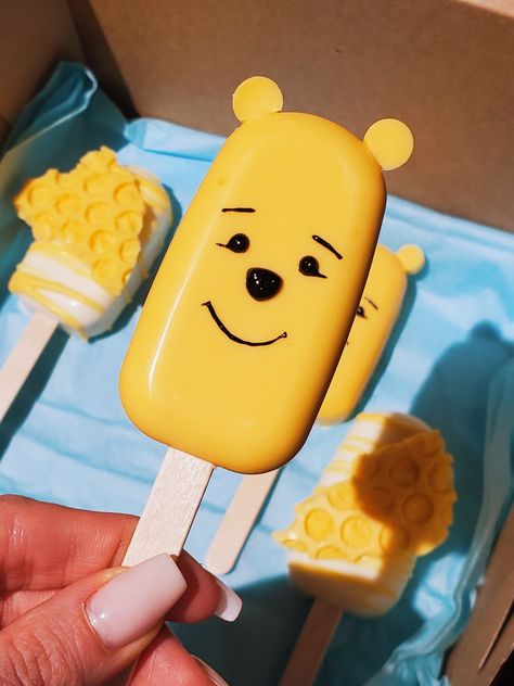 Winnie The Pooh Breakable Heart, Pooh Bear Cake Pops, Winnie The Pooh Cakesicles, Disney Cakesicles, Pooh Cakesicles, Winnie The Pooh Strawberries, Pooh Cake Pops, Winnie The Pooh Cake Pops, Popsicles Cake