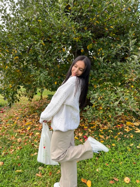 Apple Picking Fall Outfit, Picking Apples Outfit, White 550 New Balance Outfit, Apple Picking Outfit 2023, Aritzia Sweater Outfit, 550 New Balance Outfit Women, Apple Picking Aesthetic Outfit, Poses In Sweater, White New Balance 550 Outfit